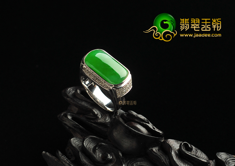 糯冰种阳绿镶白金马鞍戒指（真钻）