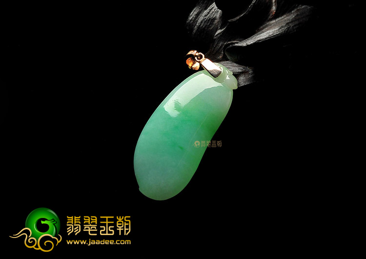 糯冰种飘翠福瓜挂件