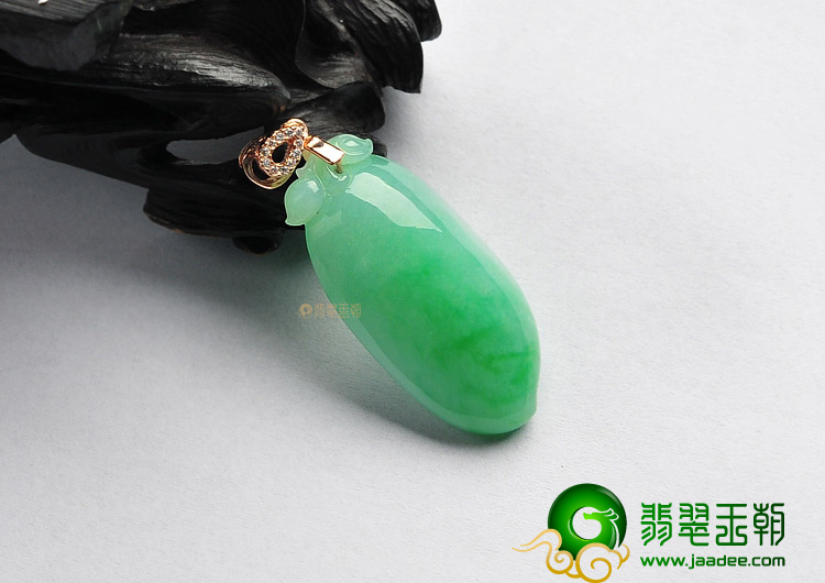 糯冰种飘翠福瓜挂件