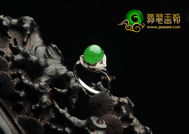 糯冰种翠色镶白金戒指（真钻）
