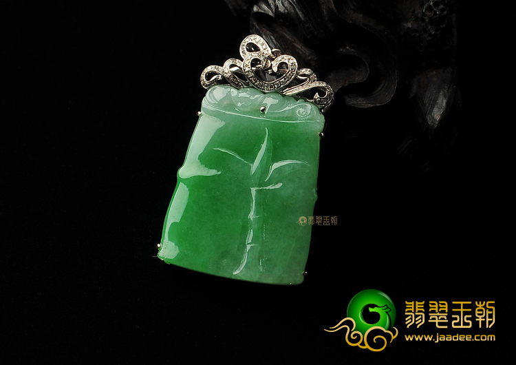 糯冰种翠色镶白金节节高胸坠（真钻）