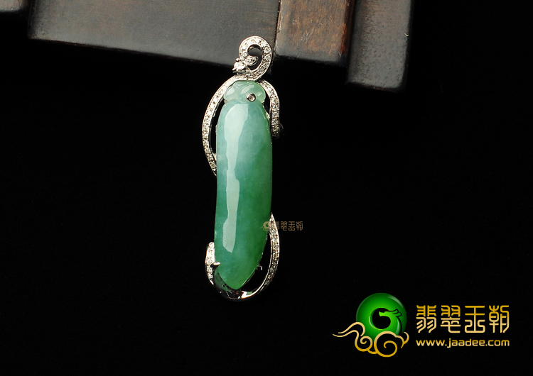 糯冰种飘花镶白金福瓜胸坠