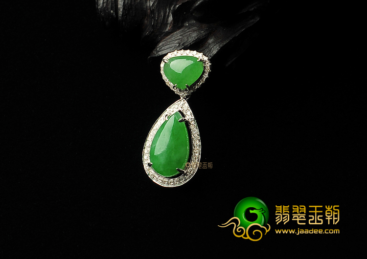 糯冰种翠色镶白金水滴胸坠（真钻）