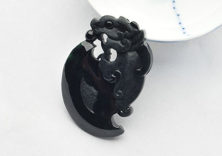糯冰种墨翠仿古龙牌挂件