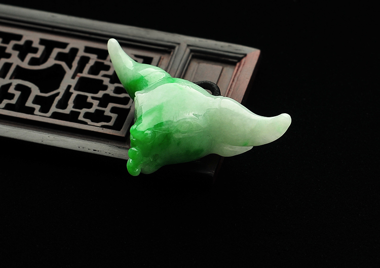 糯冰种翠色牛头挂件