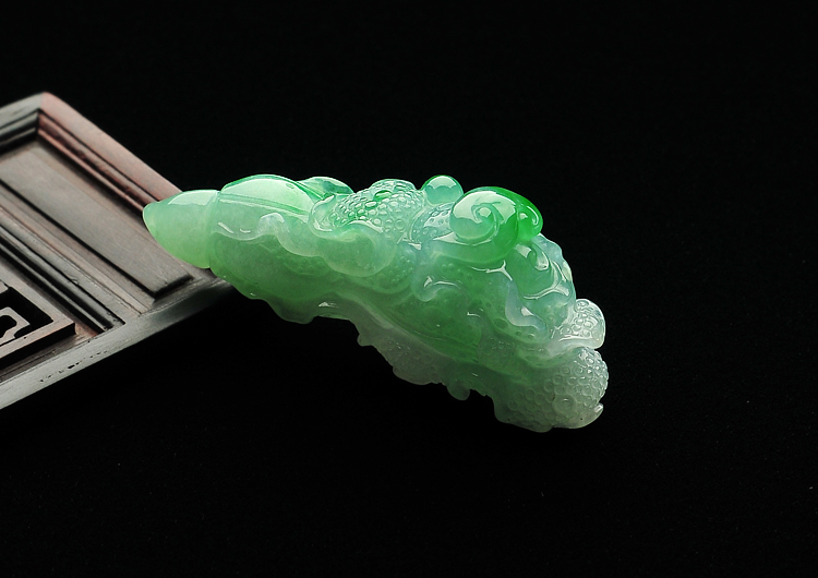 糯冰种飘翠白菜挂件