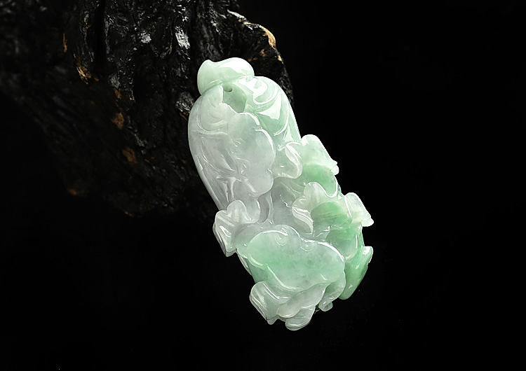 糯冰种淡春带彩白菜挂件