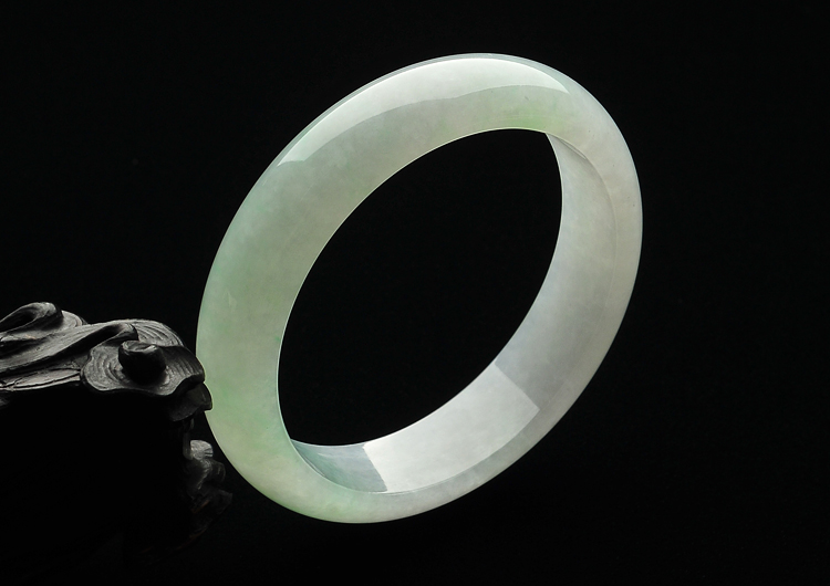 糯冰种略飘翠手镯（55.6mm）