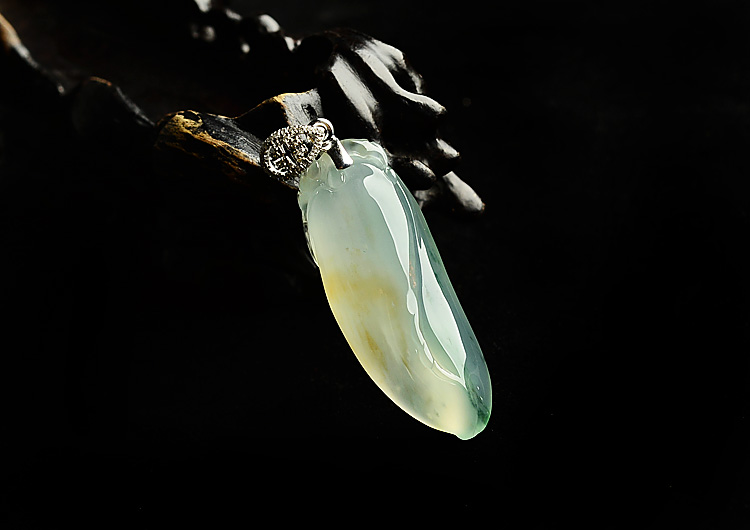 冰玻种飘花略带黄翡福瓜挂件（金扣）