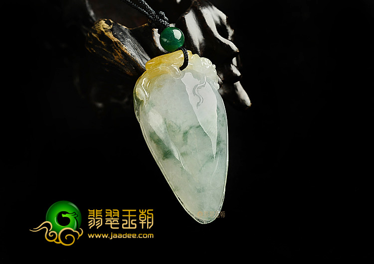 糯冰种飘花略带黄翡福瓜挂件