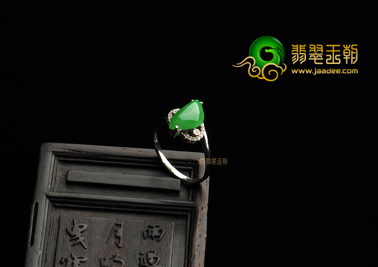 冰种翠色镶白金随形戒指(真钻)