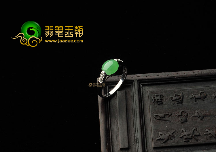 冰种苹果绿镶白金随形戒指(真钻)