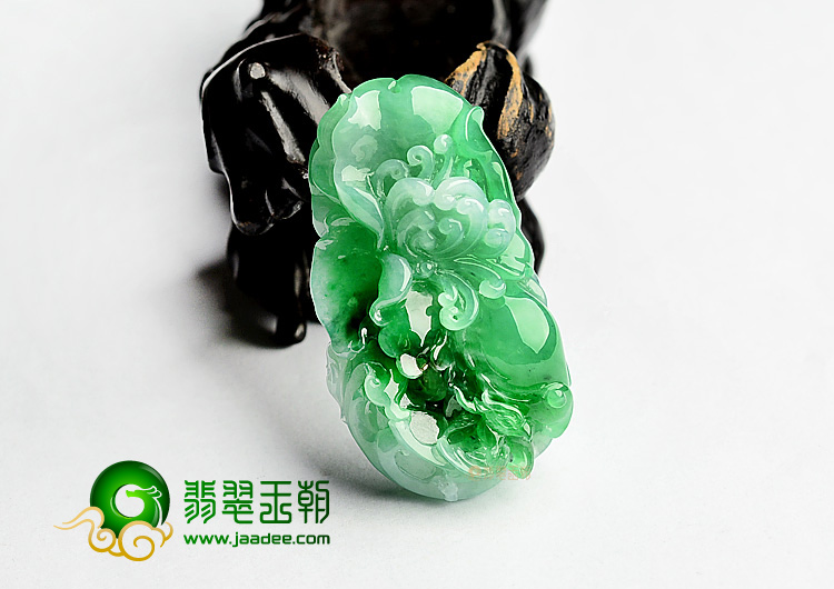 糯冰种翠色一枝独秀挂件