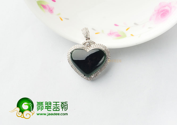 (超值推荐)冰玻种墨翠镶白金心形胸坠(真钻)