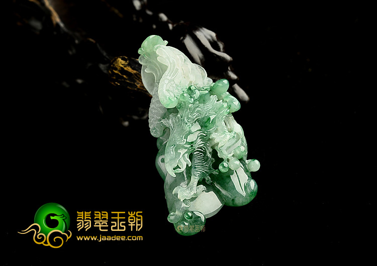 糯冰种飘翠雄鹰展翅挂件