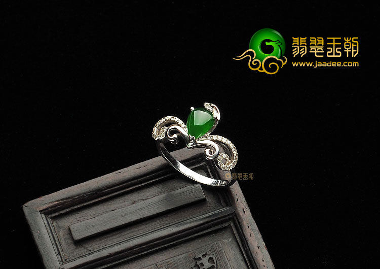 冰种菠菜绿镶白金戒指