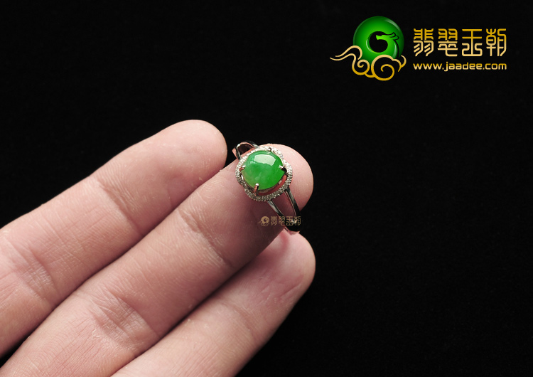 糯冰种翠色镶白金戒指(真钻)