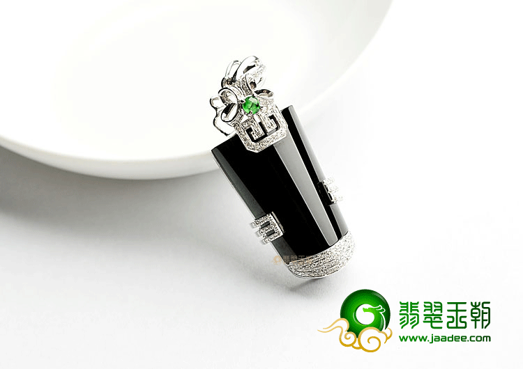 玻璃种墨翠镶白金胸坠(真钻)