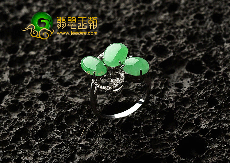 糯冰种翠色镶白金花形戒指(真钻)