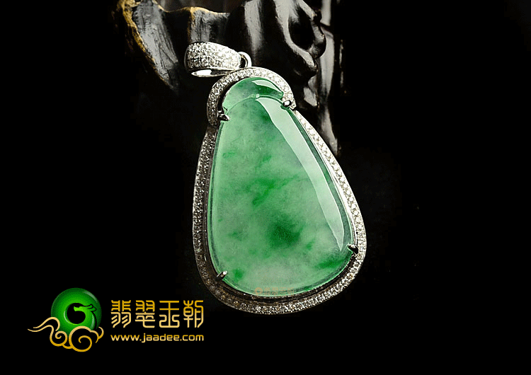 冰种飘翠镶白金水滴形胸坠(真钻)
