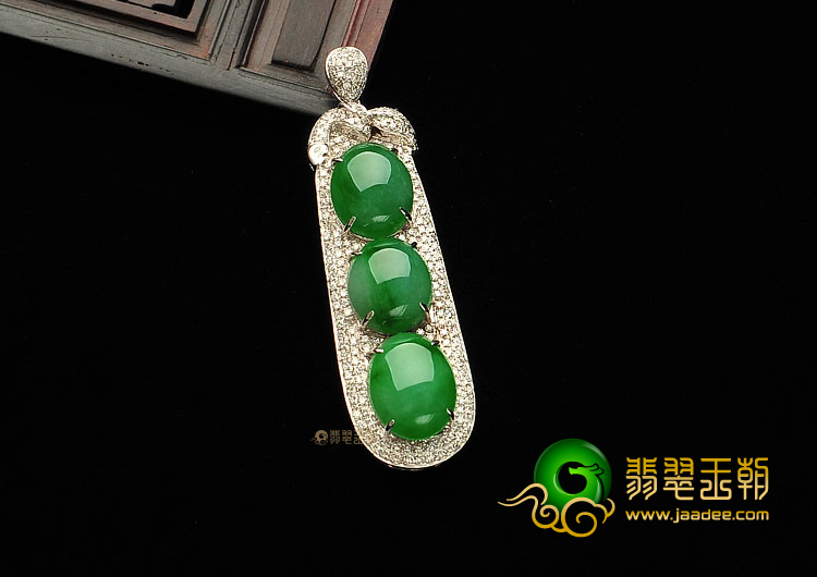 糯冰种翠色镶白金四季豆胸坠(真钻)