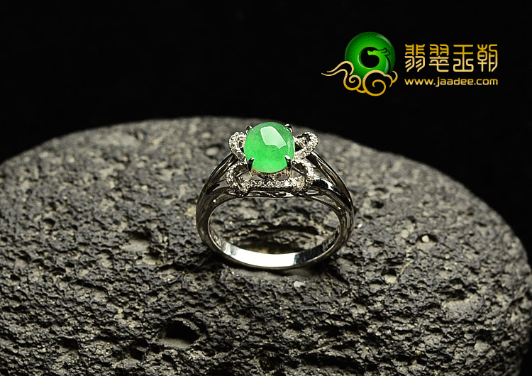 冰种翠色镶白金戒指(真钻)