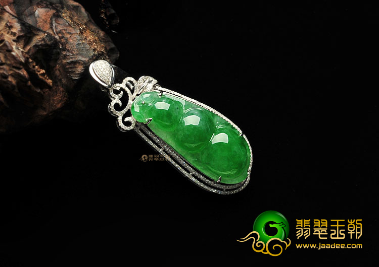 冰种阳绿镶白金四季豆胸坠(真钻)