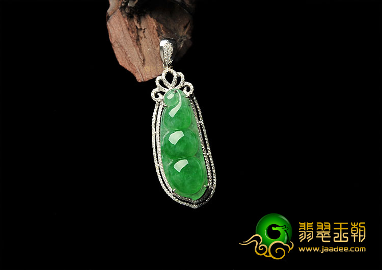 冰种翠色镶白金四季豆胸坠(真钻)