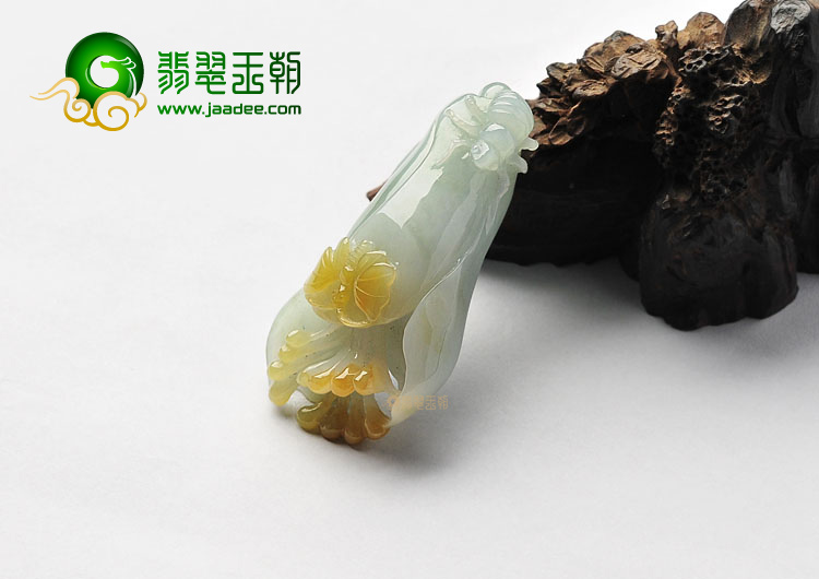 糯冰种晴水黄翡玉兰花挂件