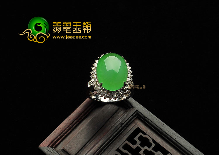 (超值推荐)冰种绿晴水镶白金戒指(真钻)
