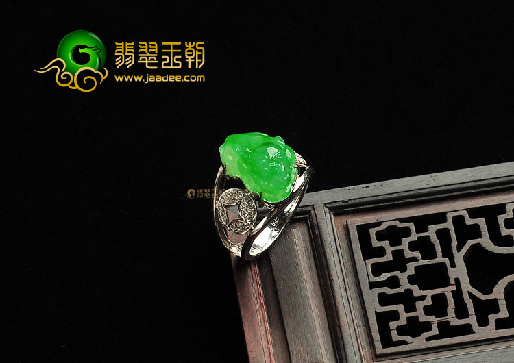 冰种翠色镶白金戒指(真钻)