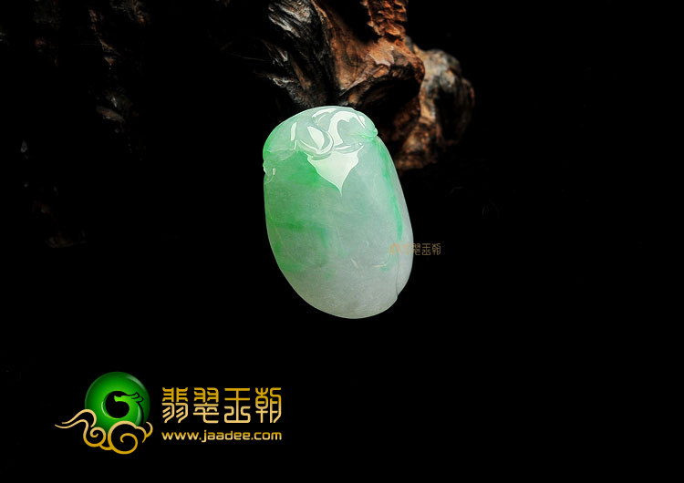 冰种飘翠寿桃挂件