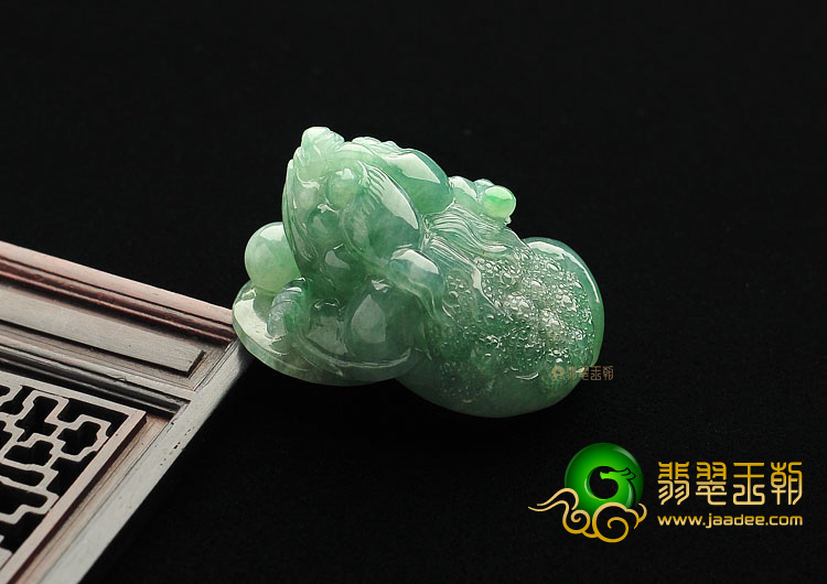 糯冰种晴水招财进宝挂件