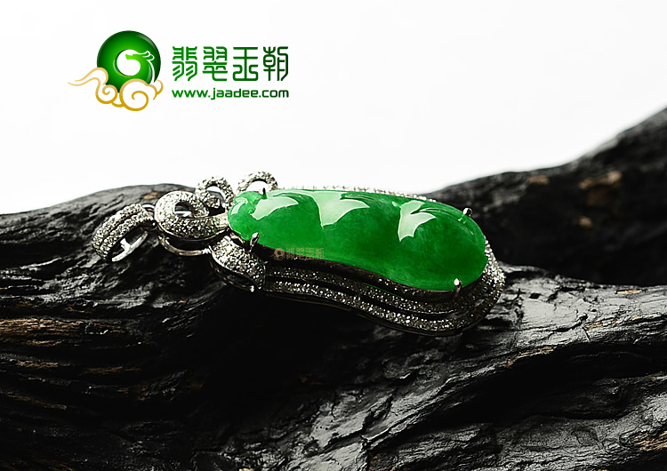 冰种正阳绿镶白金四季豆胸坠(真钻)