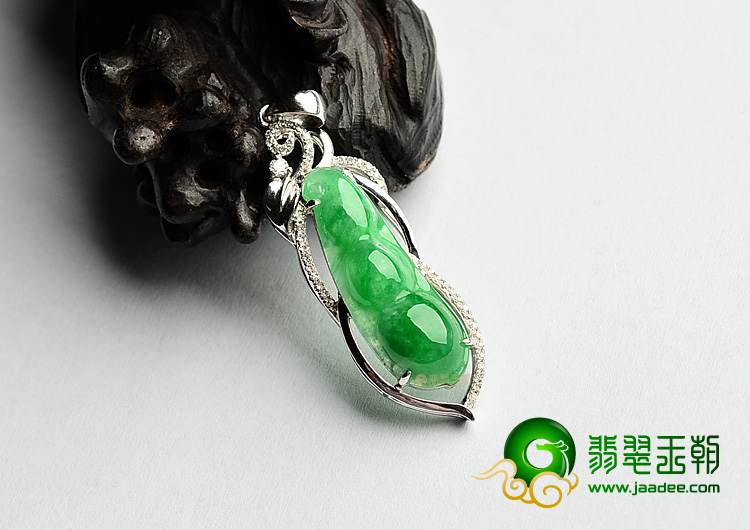 糯冰种翠色镶白金四季豆胸坠(真钻)