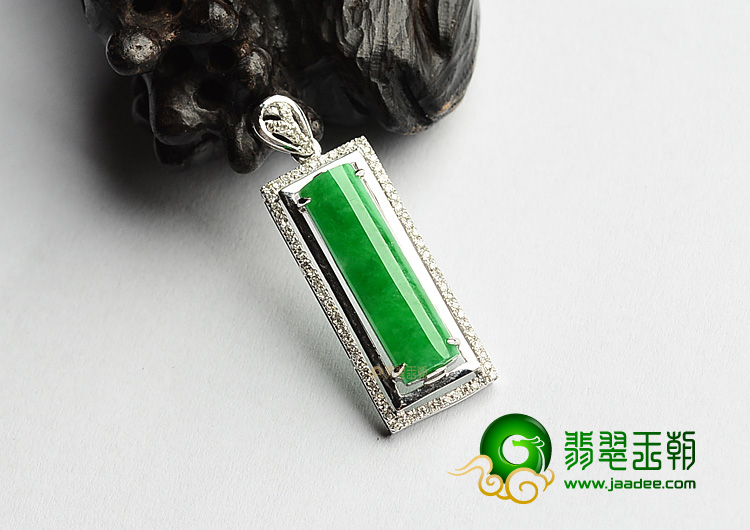 糯冰种阳绿镶白金平安无事牌胸坠(真钻)