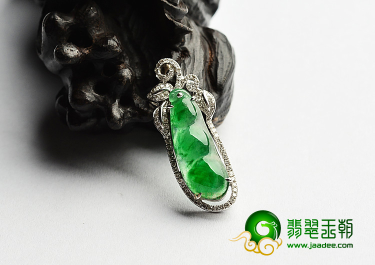 冰种菠菜绿镶白金四季豆胸坠(真钻)