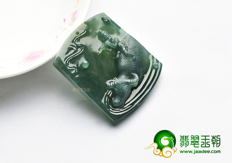 冰种蓝水童子戏牛挂件