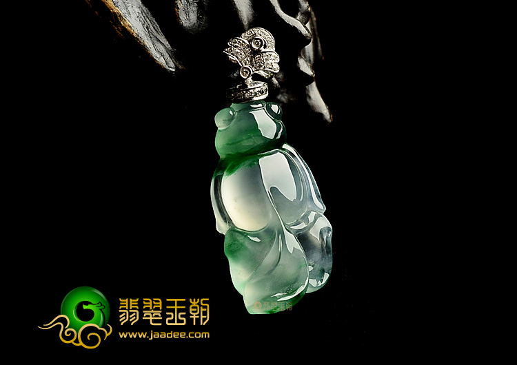 冰玻种起莹光飘翠镶白金金鱼胸坠(真钻)