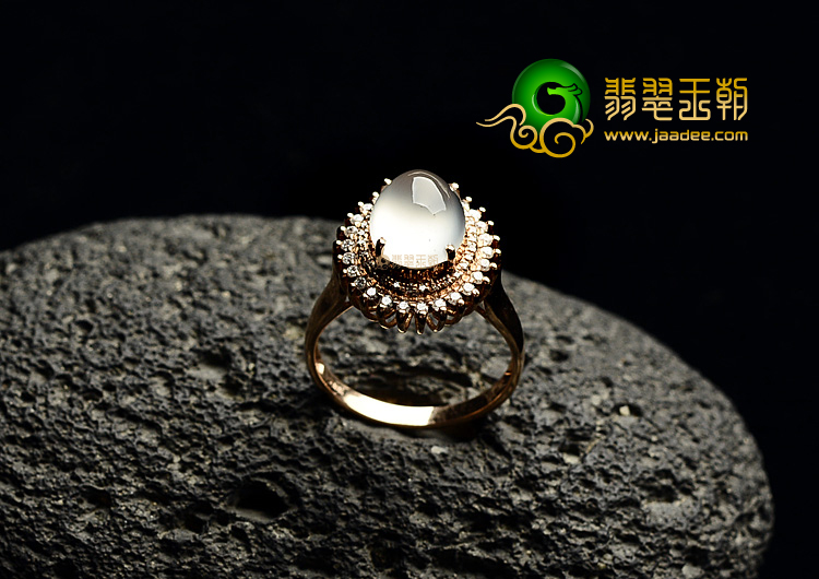 玻璃种强莹光无色镶玫瑰金钻石戒指