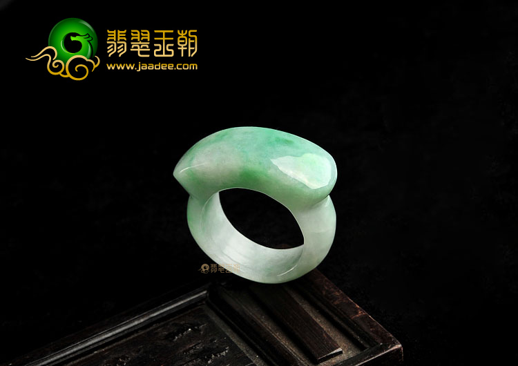糯冰种翠色马鞍戒