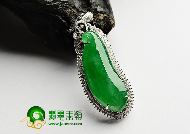 冰种阳绿镶白金福瓜胸坠(真钻)