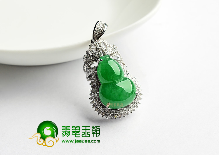 冰种阳绿镶白金葫芦胸坠(真钻)