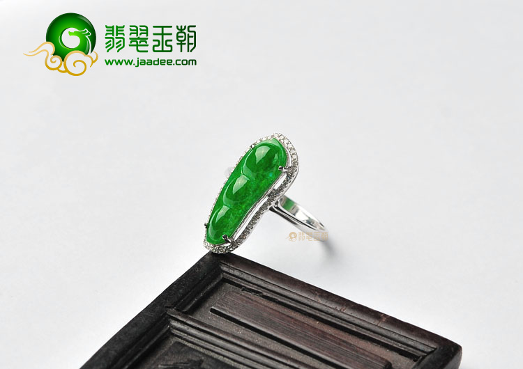 (超值推荐)糯冰种正阳绿镶白金四季豆戒指(真钻)