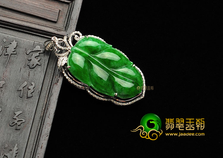 糯冰种阳绿镶白金金枝玉叶胸坠(真钻)
