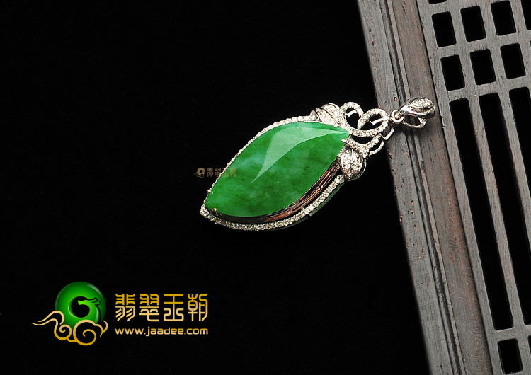 冰种翠色镶白金胸坠(真钻)