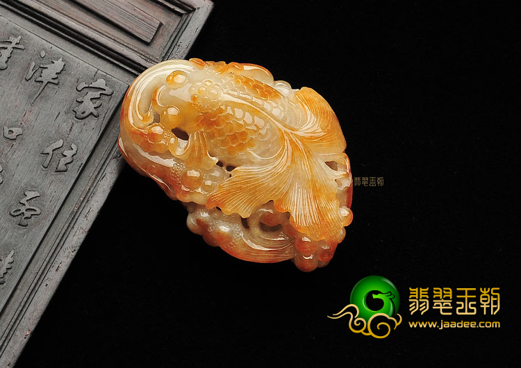 糯冰种褐黄翡连年有余挂件