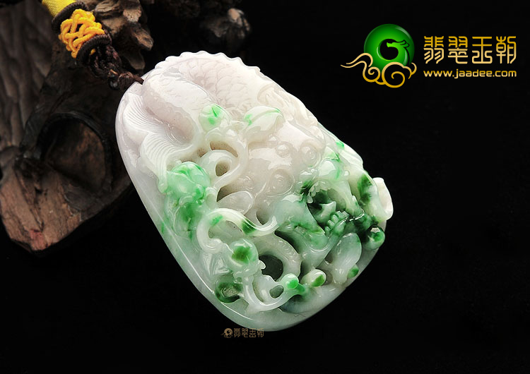 糯冰种飘翠龙头鱼挂件