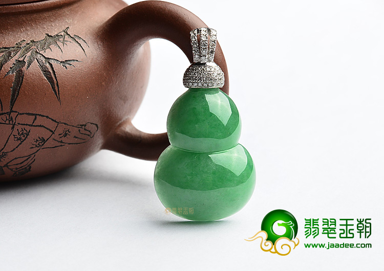 糯冰种阳绿镶白金葫芦胸坠(真钻)