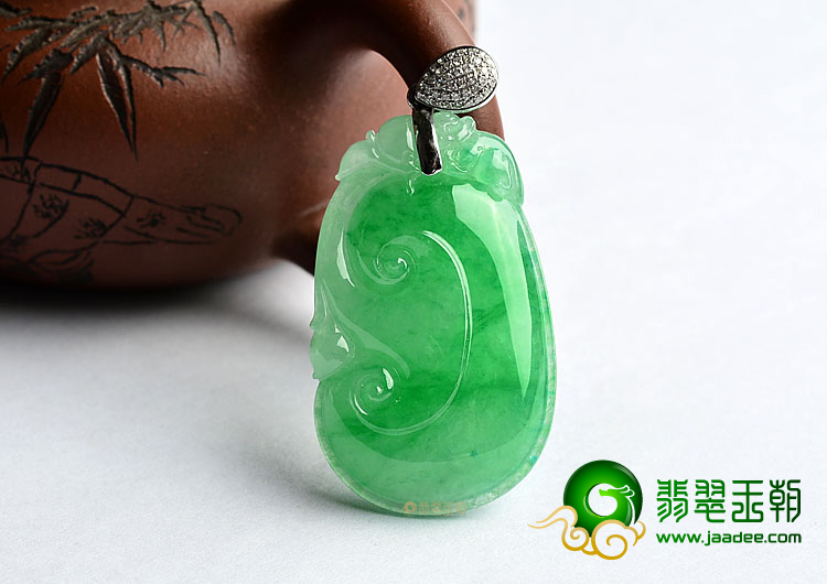 (超值推荐)冰种阳绿如意挂件(金扣)